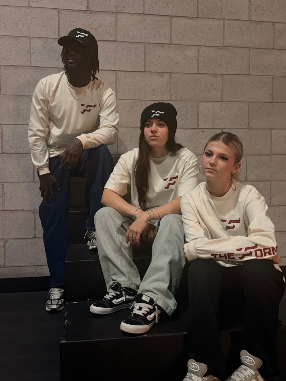 Tuque noire avec logo blanc 2