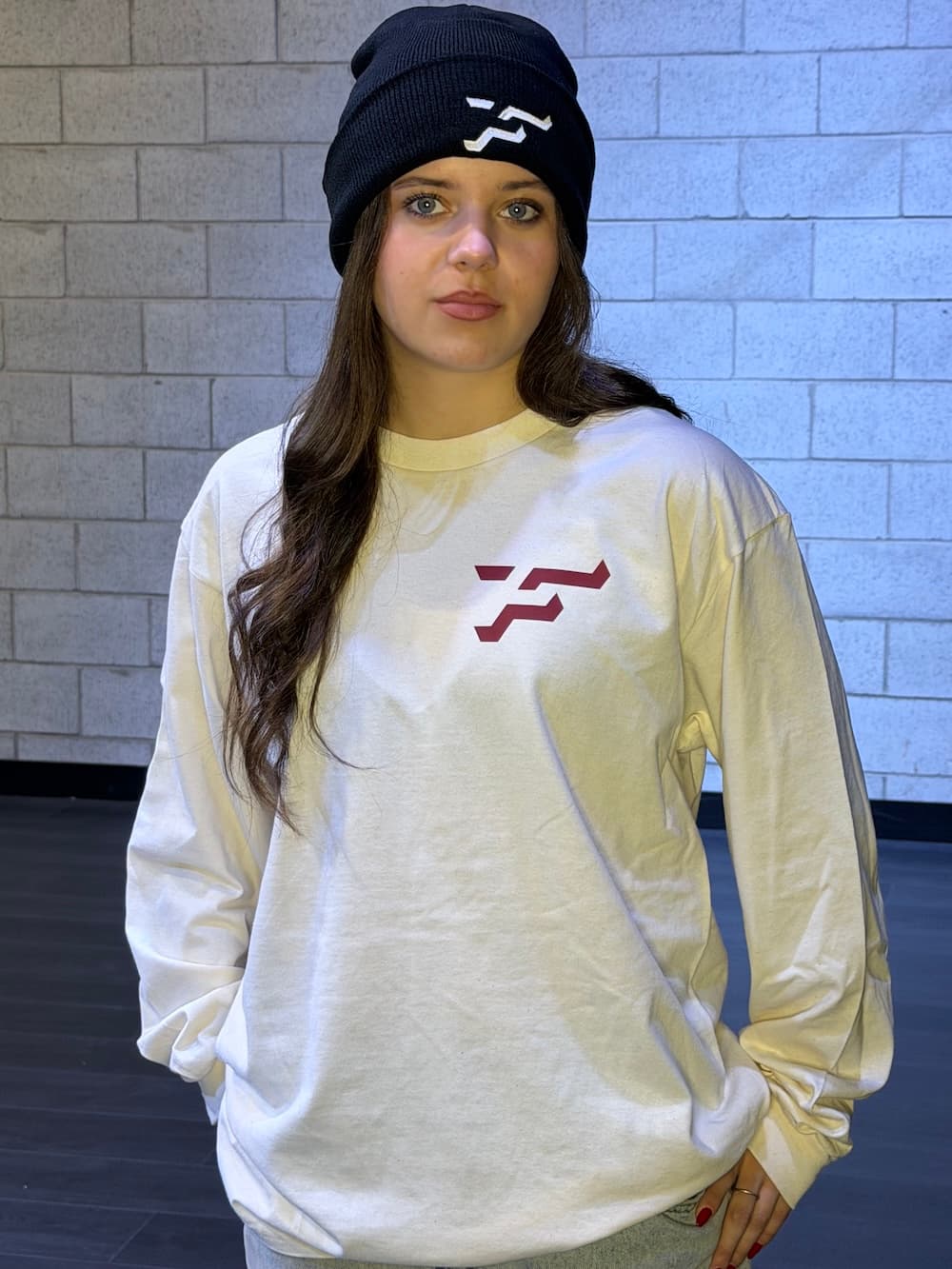 Tuque noire avec logo blanc